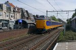 Von Amersfoort kommend und dem Ziel Schiphol-Airport durchfährt am 06.05.2016 ein Triebzug des Typs Plan Z 0/1, Baureihe ICM 1/2  Koploper  den Bahnhof von Naarden-Bussum.
