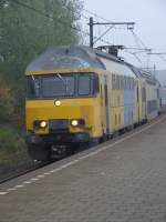 Ein Triebkopf mDDM zieht einen Regionalzug in den Bahnhof Amsterdam RAI (29.10.2007)