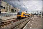 Ein  Elektrotriebzug mit der Nummer 7548 verlässt hier am 3.8.2020 um 15.24 Uhr den Bahnhof Arnhem Centraal.