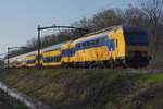 NS 7620 durchfahrt Tilburg Oude Warande am 18 März 2026 als IC nach Zwolle und wird vom offenbarer Fusspfad fotografiert.
