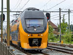 Ein 8400-Triebzug fährt Ende Mai 2019 in Richtung Bahnhof Blerick.