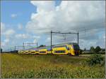 Zwischen Hoeven und Etten-Leur braust ein Triebzug in Richtung Roosendaal durch die flache Landschaft Nordbrabants.