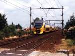8419 mit Eilzug 3641 Zwolle-Roosendaal bei Dieren am 21-6-1999.