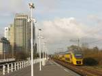 Ein Triebzug (wahrscheinlich IC von Heerlen nach Alkmaar) kommt an dem U-Bahnhof Amsterdam Sparklerweg vorbei.