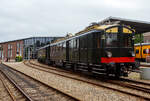 Der NS Mat ’24-Triebwagenzug (BD 9107, C 8553 und C 8104) „Blokkendozen“ (Kastendose) am 24 Juni 2025 im Het Spoorwegmuseum (bis 2005 NSM - Nederlands Spoorwegmuseum / Niederl�ndischen Eisenbahnmuseum) in Utrecht im ehemaligen Bahnhof Maliebaanstation. Ein Eisenbahnmuseum das zum Verweilen einl�dt. Der dreiteilige Zug vom Typ Mat’24 des Niederl�ndischen Eisenbahnmuseums besteht aus BD 9107, C 8553 und C 8104

Der Triebwagen BD 9107 (mBD):
Hier im Vordergrund der Triebwagen NS BD 9107 (mBD). Er wurde 1927 von Beijnes, offiziell Koninklijke Fabriek van Rijtuigen en Spoorwagens J.J. Beijnes (K�nigliche Fabrik f�r Kutschen und Eisenbahnwagen J.J. Beijnes) in Haarlem, mit einer elektrischen Ausr�stung von Metropolitan Vickers, gebaut und an die NS - Nederlandse Spoorwegen geliefert. Er hat 40 Sitzpl�tzen der zweiten Klasse sowie ein Gep�ckabteil. Seine Historischen Nummer waren ab 1927: BD 9007 / 1931: BD 9107 / 1946: CD 9107 / 1958: BD 5902 / 1966: 159016 / 1968: 9741937 / 1989 BD 9107.

Der Wagen kehrte Ende 1945 in besch�digtem Zustand aus Deutschland zur�ck. Er wurde 1947 instandgesetzt und als CD 9107 (mCD) wieder in Betrieb genommen. In den Jahren 1957/58 erfolgte der Umbau zu einem antriebslosen Wagen (BD 5902/BDz), dabei wurde die Inneneinrichtung der zweiten Klasse im „neuen Stil“ eingebaut, wobei die Anzahl von 40 Sitzpl�tzen erhalten blieb. Die elektrische Ausr�stung (einschlie�lich der Stromabnehmer) wurde entfernt, der F�hrerstand durch eine Plattform mit �bergangsfaltenbalg ersetzt und das Gep�ckabteil um einen Seitengang erweitert. Nur vier Jahre sp�ter wurde der Wagen �berfl�ssig und zur Nummer 159016, einem Schulungswagen f�r die Abteilung Gleisbau und Infrastruktur, umgebaut. Nach der Fertigstellung eines festen Schulungsraums im Jahr 1987 wurde der Wagen f�r die museale Erhaltung vorgesehen.

Die Restaurierung und der Umbau wieder zum Elektrotriebwagen BD 9107 erfolgten zwischen 1987 und 1989 im Ausbesserungswerk Amersfoort, dabei wurde das Fahrzeug weitgehend nach den Originalspezifikationen der 1930er Jahre hergerichtet, jedoch mit einer elektrischen Anlage der Firma Heemaf ausgestattet. Im Mai und Juni 2010 wurde der BD 9107 mit einer vereinfachten Version des automatischen Zugbeeinflussungssystems (ATBe) ausger�stet und im Strukton-Werk in Zutphen �berpr�ft. Die Betriebszulassung erfolgte im September, gefolgt von einer ersten Fahrt f�r die Ehrenamtlichen des Eisenbahnmuseums am 9. Oktober 2010. 

Im November 2011 wurden der BD 9107 und der Barwagen C 8553 zur �berholung der Fahrwerke in das NedTrain-Werk nach Haarlem �berf�hrt. Die eigentliche Aufarbeitung der Drehgestelle �bernahm die Firma Reuschling in Hattingen (Deutschland), dabei wurden unter anderem s�mtliche Tragfedern durch neue ersetzt. Im Dezember 2012 erhielt der gesamte Zug nach einer erfolgreichen Probefahrt im �ffentlichen Streckennetz die erneute Betriebszulassung. Der „Blokkendoos“-Zug ist aber derzeit aufgrund umfangreicher Instandhaltungsarbeiten au�er Betrieb.

Die NS-Baureihe Mat ’24 oder Materieel ’24 war eine (die erste) Serie von Elektrotriebz�gen, die von der NS - Nederlandse Spoorwegen (Niederl�ndischen Staatsbahnen, heute Niederl�ndische Eisenbahnen AG) ab 1924 in gro�er Zahl eingesetzt wurde. Diese Z�ge sind unglaublich robust und schwer. nd der Tatsache, dass die Trainer wie Bausteine zusammengestellt werden k�nnen. Im Volksmund erhielten sie wegen des eckigen �u�eren und der Tatsache, dass die Wagen wie Bausteine zusammengestellt werden konnten, den Spitznamen „Blokkendozen“ (Kastendose). Ein weiterer Spitzname war „buffermaterieel“, weil sie im Unterschied zu anderen, mehr windschl�pfig aussehenden elektrischen Triebz�gen mit �blicher Schraubenkupplung versehen waren. Wegen der Verbindung �ber Schraubenkupplung mit zwei Puffern konnten die Einheiten sehr flexibel kombiniert werden. Meist bestand ein Zug aus zwei Triebwagen und zwei oder drei antriebslosen Mittelwagen. Die lauten Ger�usche der Motoren und Antriebe erinnerten manche Fahrg�ste an Staubsauger, so dass auch dieser weitere Spitzname  Staubsauger  verwendet wurde. 

Ab Mitte der 1950er Jahre wurden die Mat ’24 zunehmend durch die neue Baureihe Mat ’54 ersetzt. Der letzte elektrische „Blokkendoos“-Zug verkehrte am 31. Mai 1959. Einige Wagen blieben als Reisezugwagen bis 1973 im Einsatz, sie wurden unter anderem in Milit�rz�gen sowie zur Kapazit�tserweiterung w�hrend der Hauptverkehrszeiten verwendet. Bei einigen Triebwagen wurden die Stromabnehmer und Motoren demontiert, sie wurden auch als einfache Beiwagen weiterverwendet. Da die Mat ’24 sehr robust waren, wurden einige Einheiten sp�ter auch als Postwagen oder f�r Dienstzwecke eingesetzt. Mehrere Wagen blieben museal erhalten.

TECHNISCHE DATEN Triebwagen BD 9107 (mBD):
Baujahr: 1927
Spurweite: 1.435 mm (Normalspur)
L�nge �ber die Puffer:	19.800 mm
Achsfolge: Bo'Bo'
Achsabstand im Drehgestell: 2.500 mm
Treibraddurchmesser: 1.000 mm (neu)
Eigengewicht: 59.000 kg
Tragf�higkeit Gep�ckraum: 2,5 t
Traktionsmotoren: 4 St�ck vom Typ Heemaf TM 8
Stundenleistung: 4 x 136 = 544 kW (Urspr�ngliche Leistung 661,5 kW)
Dauerleistung: 4 x 100 = 400 kW
�bersetzung: 27 : 56
H�chstgeschwindigkeit: 100 km/h
Kupplung: Schraubenkupplung (UIC-Kupplung)
