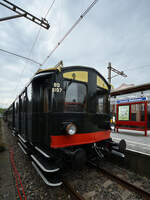 BD 9107 ist ein historischer von Beijnes gebauter Elektrotriebwagen der Baureihe Mat '24 aus dem Jahr 1926/1927, der aufgrund seiner markanten, eckigen Form im Volksmund den Spitznamen  Baukasten (Blokkendoos)  hat. (Eisenbahnmuseum Utrecht, September 2026)
