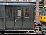 Gleich drei Zugangst�ren nebeneinander - wie hier am im Jahr 1928 gebauten Steuerwagen C 8104 - sieht man auch nicht aller Tage. (Eisenbahnmuseum Utrecht, September 2026)