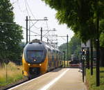 Ein Holländischer Doppeldecker aus Maastricht(NL) nach Alkmaar(NL) und fährt durch Geleen-Lutterade und fährt in Richtung Sittard(NL). 
Aufgenommen in Geleen-Lutterade(NL). 
Bei schönem Sommerwetter am Mittag vom 15.6.2017.
