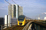 Vom oberen Bahnsteig des Bahnhofs Amsterdam Sloterdijk konnte ich diesen aus zwei VIRM-Triebzügen der NS gebildeten IC fotografieren.
Aufnahmedatum: 8. November 2005