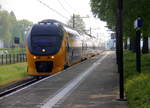 Ein Holländischer Doppeldecker aus Maastricht(NL) nach Alkmaar(NL) und fährt durch Geleen-Lutterade und fährt in Richtung Sittard(NL).