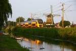 Typisch Holland : gelber Zug, Windmhle, Kanal - bei Enkhuizen - 20/06/2012