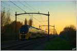 Es wird Abend (I): ein VIRM-Triebzug fhrt in Richtung Norden bei Dordrecht am 14. Oktober 2012.