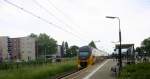 Ein Holländischer Doppeldecker aus Maastricht(NL) nach Alkmaar(NL)  und fährt durch  Geleen-Lutterade und fährt in Richtung Sittard(NL).
Aufgenommen in Geleen-Lutterade(NL). 
Bei Sonne und Regenwolken am Nachmittag vom 25.5.2015.