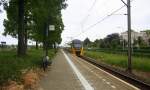 Ein Nachschuss von einem Holländischer Doppeldecker aus Maastricht(NL) nach Alkmaar(NL) und fuhr durch Geleen-Lutterade und fährt in Richtung Sittard(NL). Aufgenommen in Geleen-Lutterade(NL). 
Bei Sonne und Regenwolken am Nachmittag vom 25.5.2015.