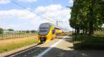 Ein Holländischer Doppeldecker aus  Alkmaar(NL) nach Maastricht(NL) und fährt durch Geleen-Lutterade und fährt in Richtung Maastricht(NL).