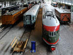 Blick in die Haupthalle des Eisenbahnmuseums in Utrecht, links mit den Personenwagen SSC 723 & AB 7709, dem Mat´36-Elektrotriebzug 252 und dem Personenwagen SSC 218 auf der rechten Seite.
