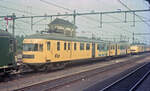 Nur wenige Züge der Reihe Mat46 wurden in gelb umlackiert. Hier NS 299 in Roosendaal am 30.08.1975, ca 12.45u. Die meisten Züge blieben grün, wie der links zu sehende NS 297.
 Hinten sieht man noch das Stellwerk  B . Scan (Bahnsteigbild) 90510, KodacolorII.