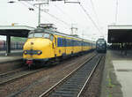 NS 1755 als Sonderzug nach Amsterdam CS in Emmerich am 23.10.1988. Es wurde eine Reisegruppe abgeholt, die mit DB 110 140-1 und 2 x Bcm ankam. Scanbild 94836, Kodak Ektacolor Gold.