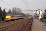 NS 768 als Zug 5256 (Eindhoven - Tilburg West) in Oisterwijk, 13.04.1994, Scan 6465.