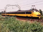  Hondekop  782 mit Intercity 1942 Venlo-Den Haag CS bei Barendrecht am 15-7-1994.