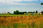 Zwei triebzuge mat 54 passieren wie (Nijmegen-Den Bosch vv.), bei Wijchen, neunziger Jahre.