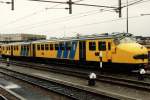 Mat ’54 381 auf Bahnhof Groningen CS am 5-4-1994.