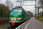 NSM 386 ist ein zweiteiliger  Hondekop , mit sonderzug Unterwegs von Amersfoort nach Utrecht, hier bei Durchfahrt von Den Dolder am 11 jan.