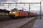 Ein Post Triebwagen der NS erreicht mit drei angehngten Postwagen  den Bahnhof Utrecht CS am 28.9.1989.