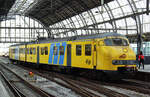 Mat '64, Amsterdam Centraal, 19.10.2010. Der machte im Bahnhof Amsterdam 2010 tatsächlich den Eindruck eines dort zur Zierde im grauen Bahnhof stehenden Museumsfahrzeugs. Ich kam mir vor wie ein Dampflokfotograf, mit Fahrwerk und allem. Erst viel später habe ich erfahren, dass der im Planeinsatz war, alle 31 Einheiten dieser Baureihe nach der Ausmusterung 2016 verschrottet wurden und kein einziger erhalten blieb.