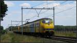 Ein Plan V Triebwagen der NS ( Mat´64 ) aus Roermond kommend,erreicht hier gerade den Bahnübergang bei Echt /NL am 10.Juni 2015.