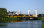 Nederlandse Spoorwegen 900 überquert in Helmond einen Kanal bei besten Wetterverhältnissen.
Aufnahmedatum: 3. Juni 2010
