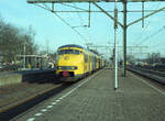 NS 907 + 909 als Zug 4463 (Zevenaar - 's-Hertogenbosch) abfahrbereit am Bahnsteig in Zevenaar am 06.03.1989. Dieser Einsatz war Planmässig. Scanbild 214.7183, Kodak Ektacolor Gold.