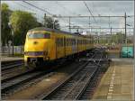Einfahrt eines Plan V Triebzuges mit kaputtem Spitzenlicht vorbei am Riesenrad in den Bahnhof von Roosendaal am 05.09.09.