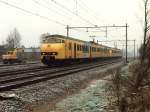 819 und 444 mit Regionalzug 8125 Zwolle-Groningen in Haren am 4-11-1993.