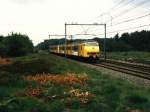 844 und 829 mit Regionalzug 19849 Utrecht-Arnhem bei Ginkel am 30-6-1996.