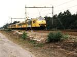 890, 891 und 898 mit Regionalzug 5651 Amersfoort-Zwolle bei Nunspeet am 12-8-1992.