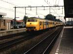 838 und 501 mit Eilzug 3438 Den Haag CS-Hoorn auf Bahnhof Uitgeest am 16-8-1996.