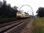 Plan V 444 und 404 mit Regionalzug 5757 Hilversum-Utrecht CS bei Maartensdijk am 12-6-1999.