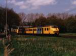 Plan V 833 und 952 mit Regionalzug 7444 Ede-Amersfoort-Utrecht bei Harselaar am 8-5-2001.