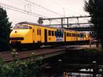 Plan V 861 und 963 mit Stoptrein 8145 Zwolle-Groningen bei Meppel am 20-6-1994.
