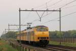 Plan V 458 mit Regionalzug RE 6853 Roermond-Maastricht Randwyck bei Sint Joost am 21-4-2014.