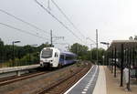 Ein Holländischer Regionalzug kommt aus Maastricht(NL) nach Heerlen(NL) und fährt durch Heerlen-Woonboulevard(NL) in Richtung Heerlen(NL).