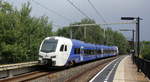 Ein Holländischer Regionalzug kommt aus Heerlen(NL) nach Maastricht(NL) und fährt durch Heerlen-Woonboulevard(NL) in Richtung Maastricht(NL).