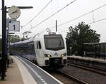 Ein Holländischer Regionalzug kommt aus Maastricht(NL) nach Aachen-Hbf(D) und fährt durch Heerlen-Woonboulevard(NL) in Richtung Heerlen(NL).