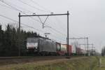 189 090 (ES 64 F4 – 990) der MRCE Dispolok mit Güterzug 42674 Rekingen-Waalhaven Zuid bei Deurne am 26-2-2015.