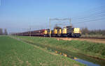 Dreifachtraktion, vorne 6455 Railion, als Zug 49130 (Bottrop Süd - Maasvlakte) bei Elst, 28.03.2002.