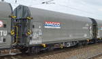 Drehgestell-Flachwagen für Coiltransporte mit Schiebeplane vom Einsteller VTG Schweiz nach teilweiser Übernahme von NACCO Güterwagen mit der Nr.