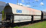 Drehgestell-Schüttgutwagen mit schlagartiger Schwerkraftentladung vom Einsteller GATX Rail Germany GmbH mit niederländischer Registrierung mit der Nr.