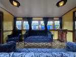 Blick in den Fahrgastraum des Salonwagens (HSM) 1, einem Nachbau aus dem Jahr 2010 des ersten k�niglichen Wagens, gebaute f�r die Witwe von K�nig Wilhelm II. der Niederlande, Anna Paulowna. (Eisenbahnmuseum Utrecht, September 2026)
