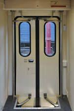 Eine der Zugangst�ren des Salonwagens SR 10 (61 84 89-70 003-8) der niederl�ndische K�nigsfamilie, welcher Anfang September 2026 im Eisenbahnmuseum Utrecht ausgestellt war.